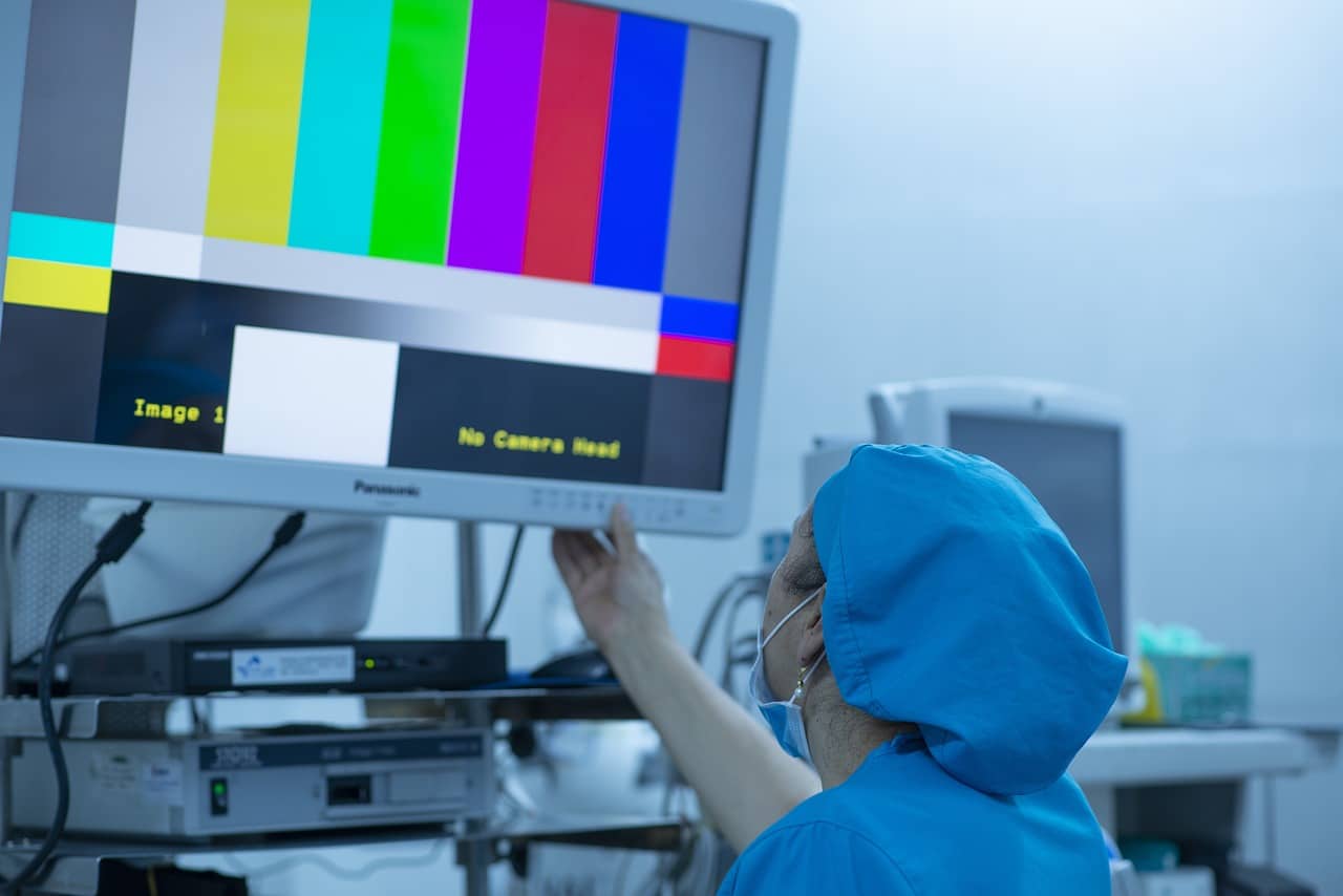 how to prepare for surgery: Medical staff reviewing a monitor in a hospital, symbolizing preparation for surgery and overcoming anxiety with professional guidance.